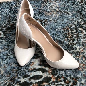 Juicy Couture White 4.5” pumps